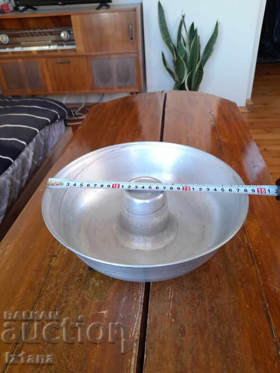 Auction Old aluminum cake pan Auction Old aluminum cake pan