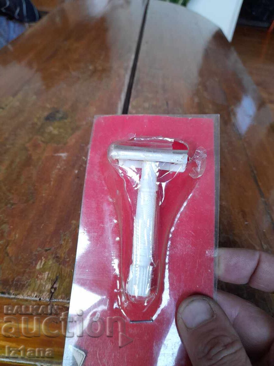 Ένα παλιό ξυράφι με τιμή 27.00 BGN | € 13.80 Ένα παλιό ξυράφι με τιμή 27.00 BGN | € 13.80