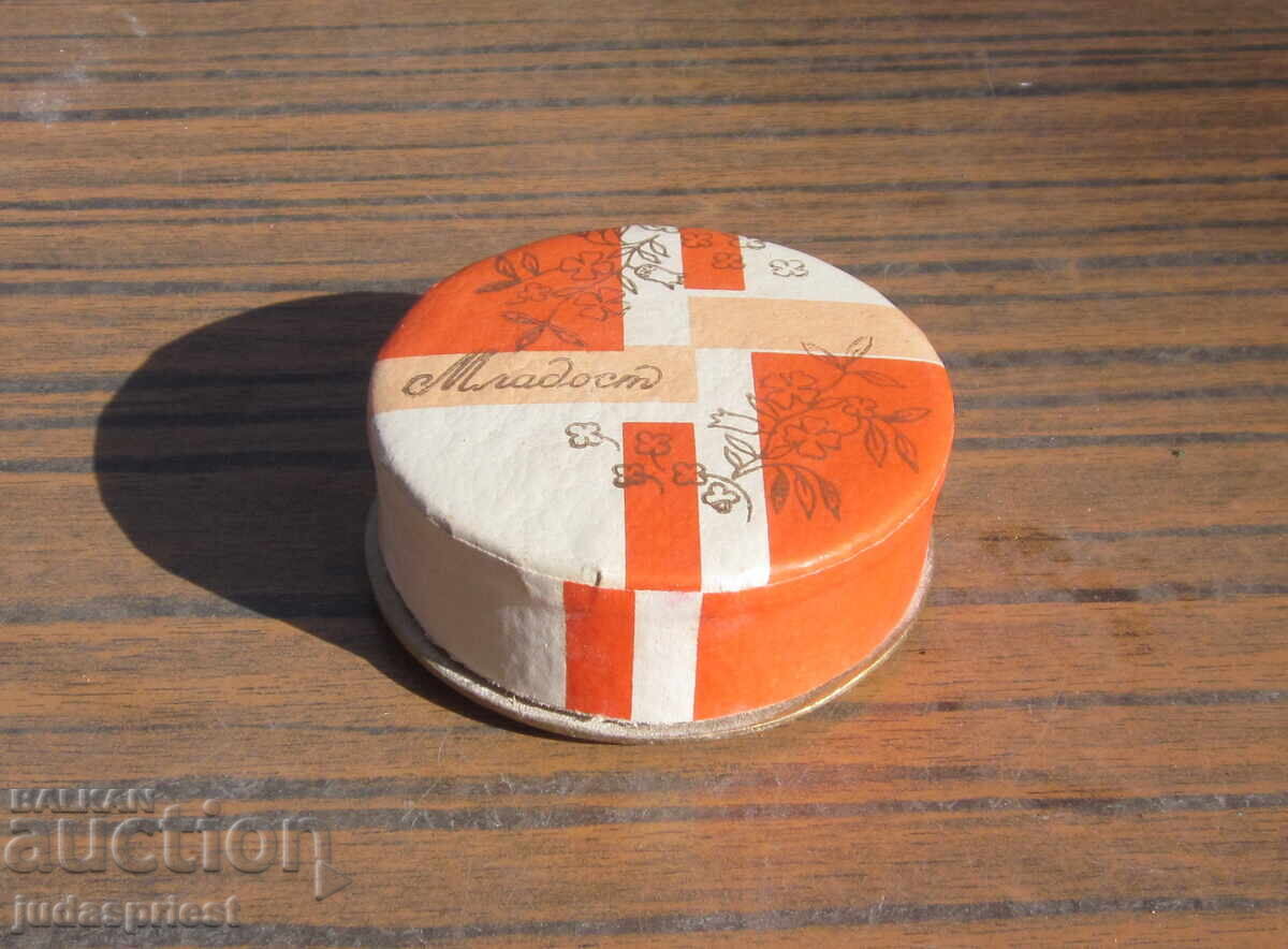 Δημοπρασία παλιά βουλγαρική γυναικεία σκόνη Mladost σε κουτί από χαρτόνι Δημοπρασία παλιά βουλγαρική γυναικεία σκόνη Mladost σε κουτί από χαρτόνι