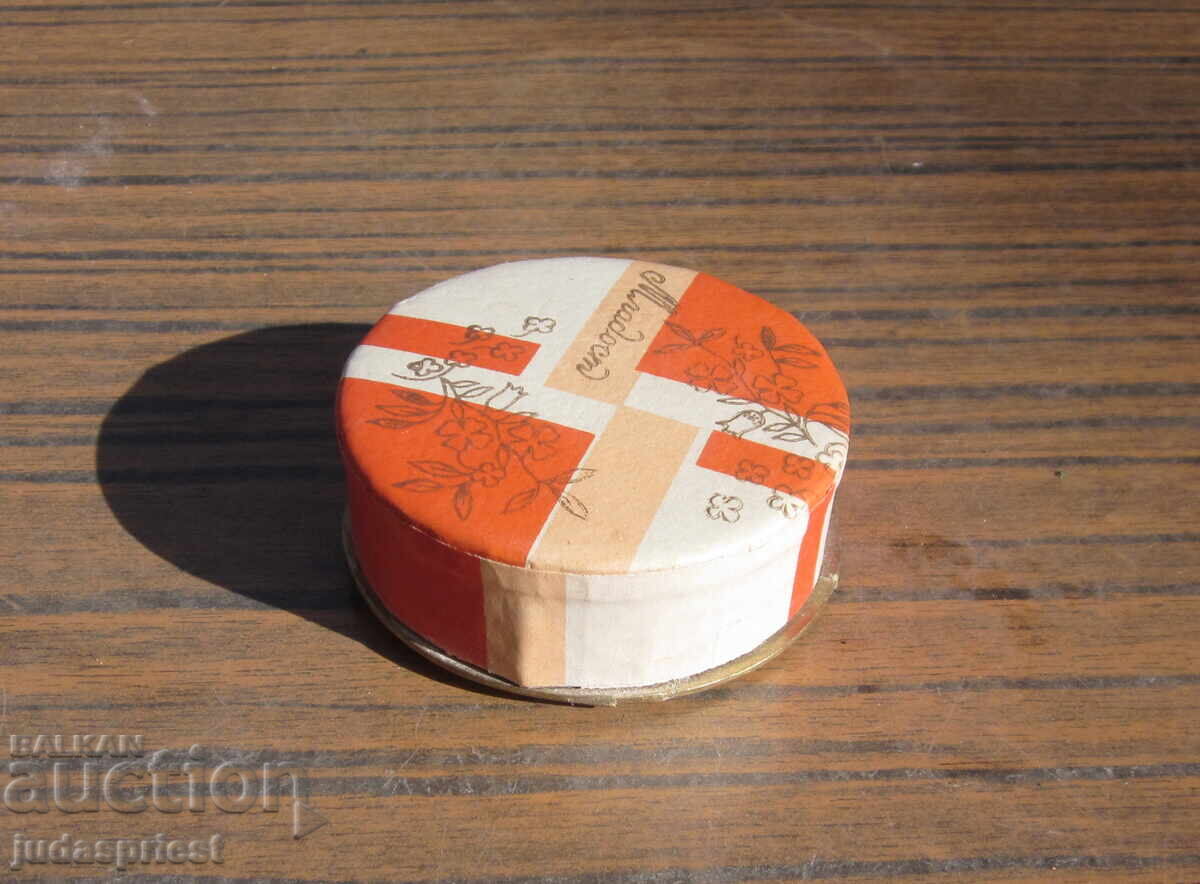 Παράδοση παλιά βουλγαρική γυναικεία σκόνη Mladost σε κουτί από χαρτόνι Παράδοση παλιά βουλγαρική γυναικεία σκόνη Mladost σε κουτί από χαρτόνι