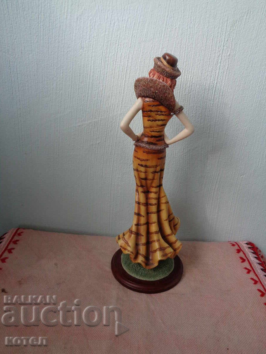 I am selling a statuette of a lady - 1930s with price 50.00 BGN | € 25.56 I am selling a statuette of a lady - 1930s with price 50.00 BGN | € 25.56