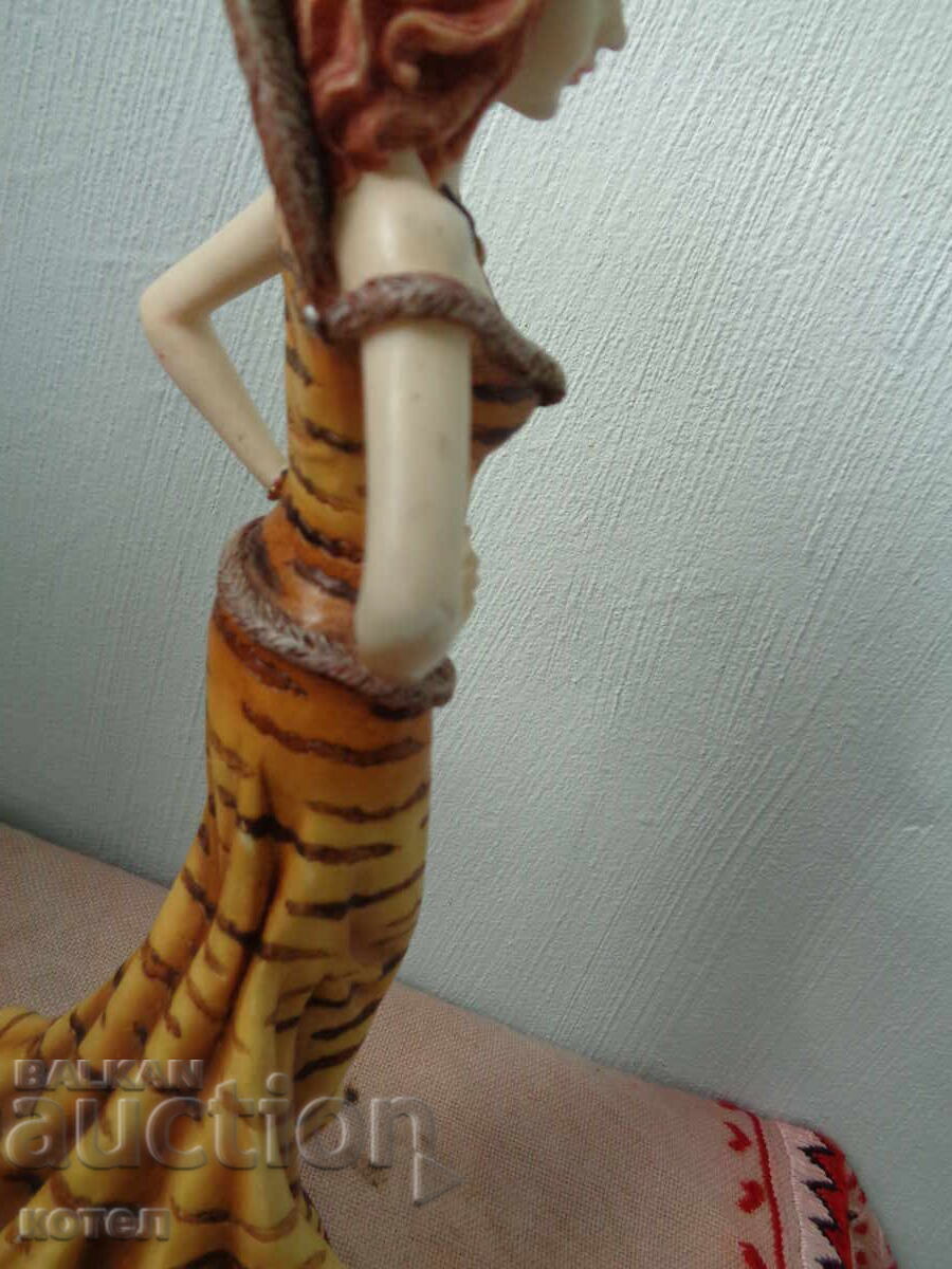 Auction I am selling a statuette of a lady - 1930s Auction I am selling a statuette of a lady - 1930s