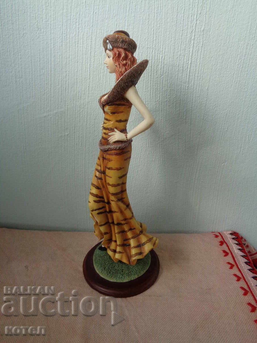 Delivery of I am selling a statuette of a lady - 1930s Delivery of I am selling a statuette of a lady - 1930s