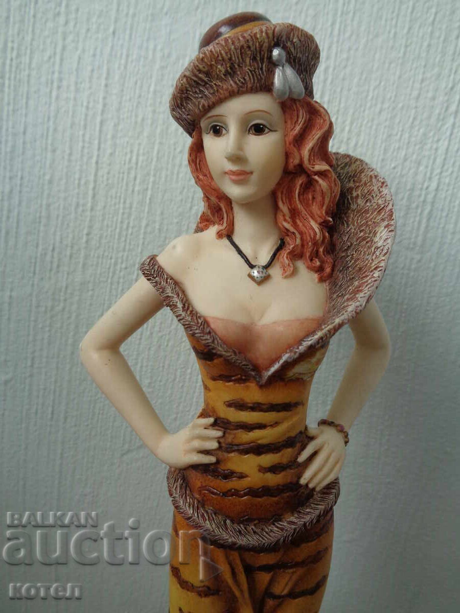 I am selling a statuette of a lady - 1930s - 5 I am selling a statuette of a lady - 1930s - 5