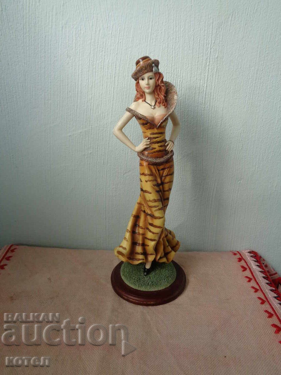 I am selling a statuette of a lady - 1930s I am selling a statuette of a lady - 1930s