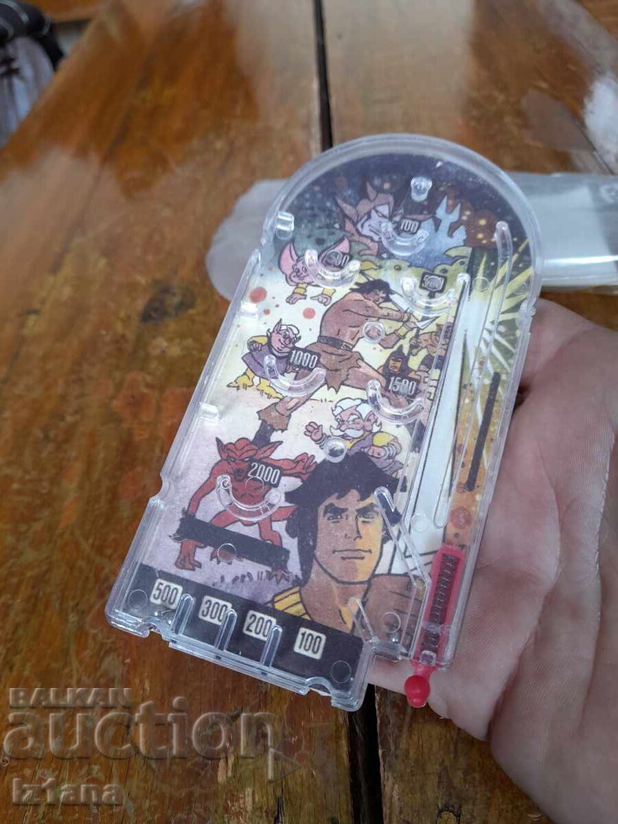 Un vechi joc de pinball pentru copii cu preț 32.00 BGN | € 16.36