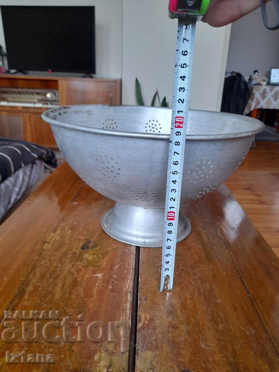 Delivery of Old aluminum strainer, colander
