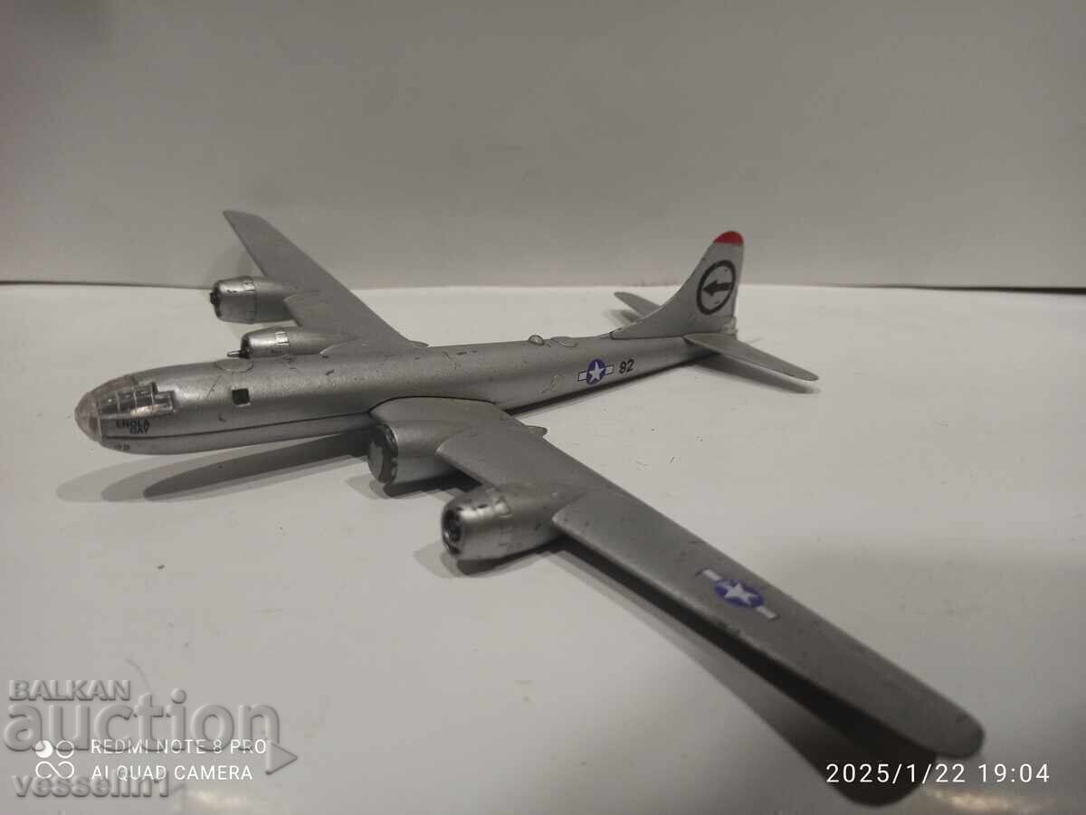 Avion din metal vechi model de jucărie Boeing B-29 Enola gay cu preț € 20.00 | 39.12 BGN Avion din metal vechi model de jucărie Boeing B-29 Enola gay cu preț € 20.00 | 39.12 BGN