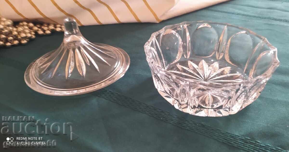 Recipient de cristal cu capac bomboniere cu preț € 12.78 | 25.00 BGN