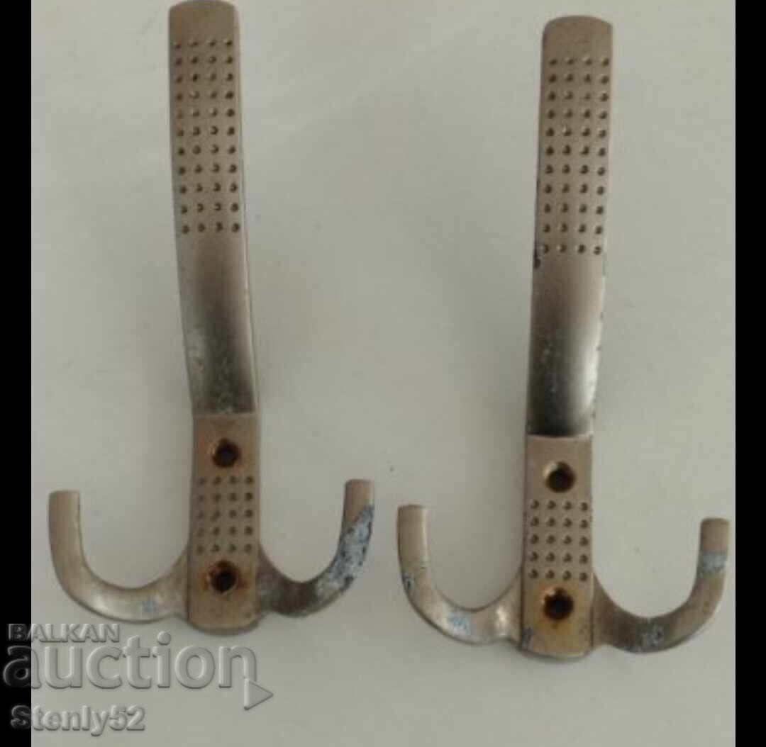 2 umerase vechi din aluminiu. 2 umerase vechi din aluminiu.