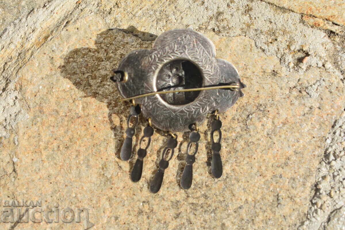 Livrarea O broșă clipește Livrarea O broșă clipește