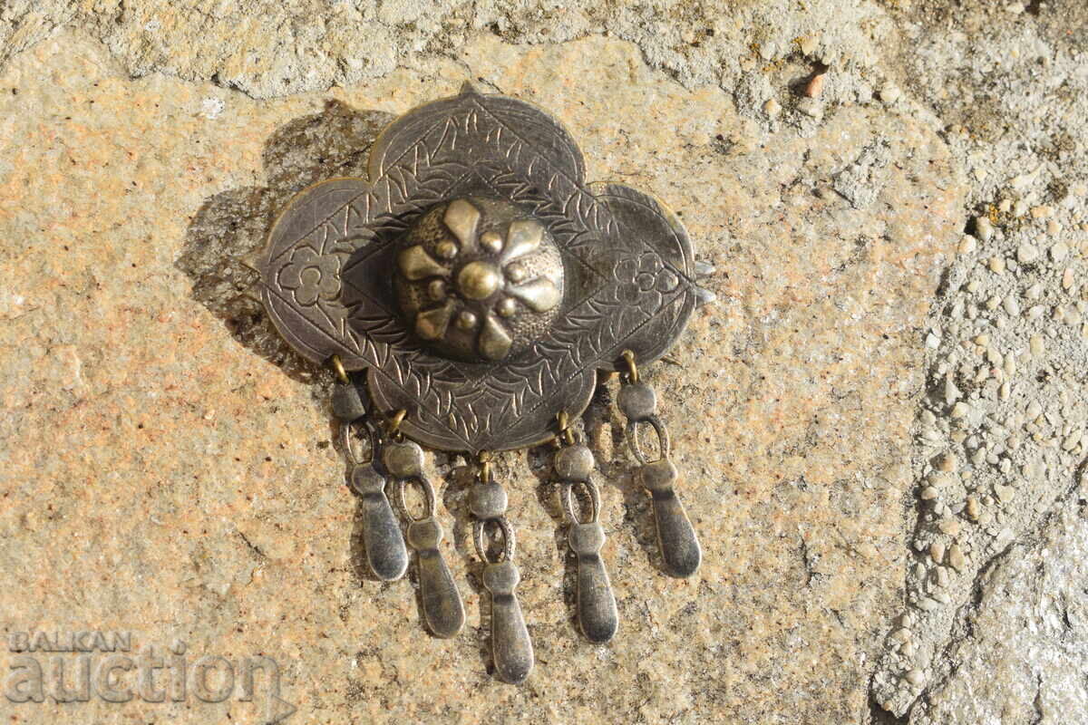 O broșă clipește O broșă clipește