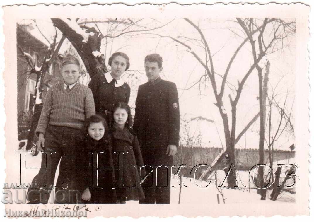 3х СТАРИ МАЛКИ СНИМКИ В. ТЪРНОВО ЗИМНИ СЕМЕЙНИ СРЕЩИ Д294 с цена € 1.50 | 2.93 лв.
