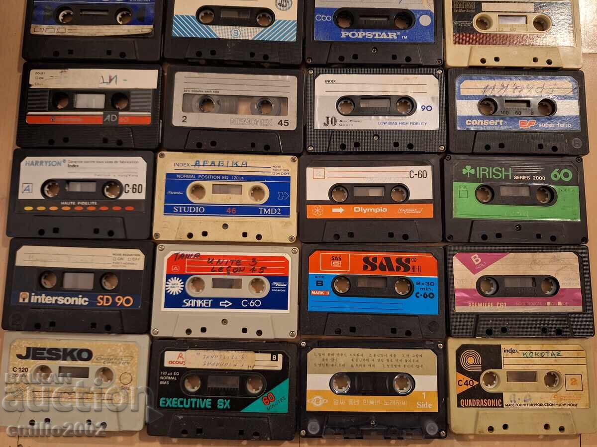 Auction  32 audio cassettes in a carousel rack
