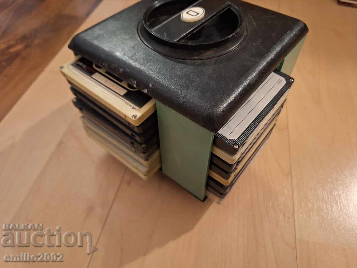 Delivery of 32 audio cassettes in a carousel rack