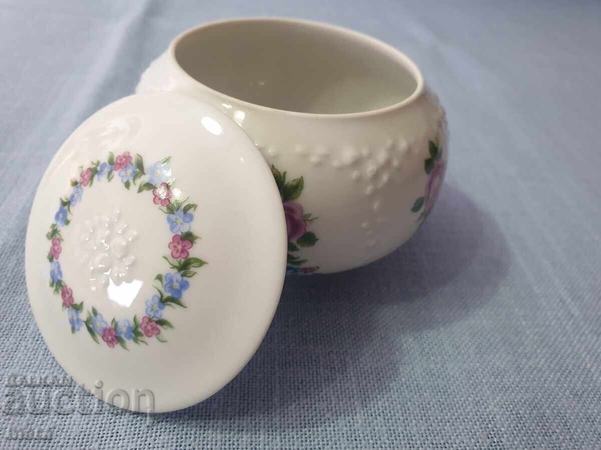 Auction  Porcelain jeweler