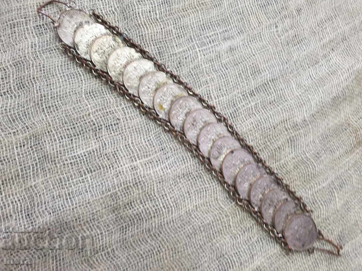 Livrarea O brățară de 17 monede