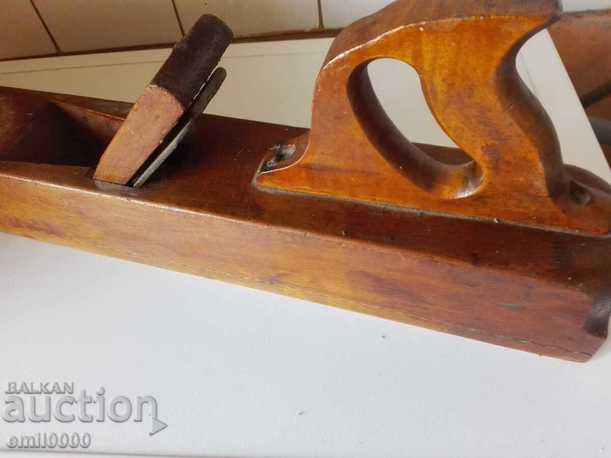 Auction A large, old carpenter's planer. Auction A large, old carpenter's planer.