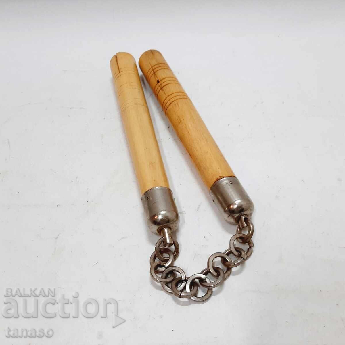 Licitație Nunchaku vechi din lemn (5,1)