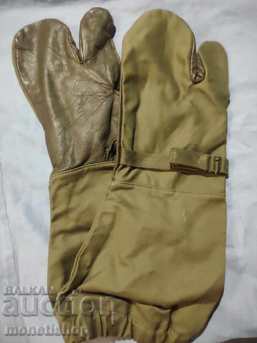 Στρατιωτικά γάντια με τρία δάχτυλα με τιμή 20.00 BGN | € 10.23 Στρατιωτικά γάντια με τρία δάχτυλα με τιμή 20.00 BGN | € 10.23