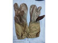 Three-finger military gloves