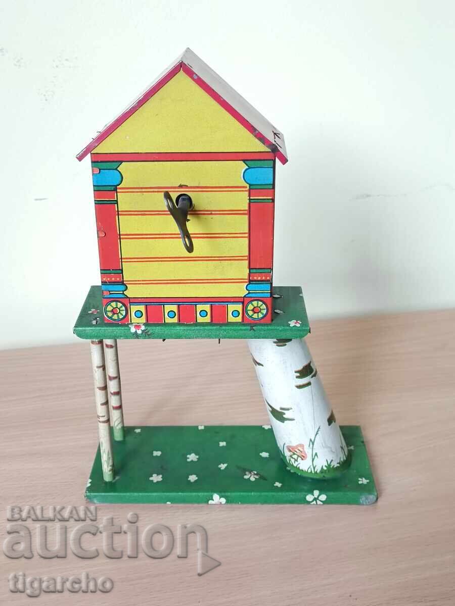 Auction An old tin toy Auction An old tin toy