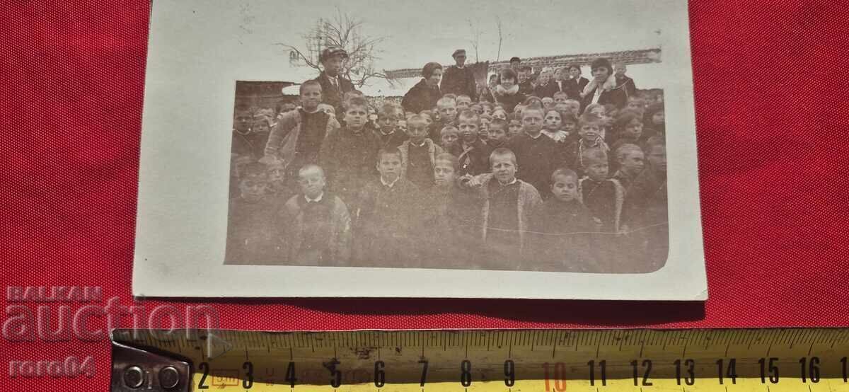 Delivery of VILLAGE OF GORNI PASSARELL - 1929 - CHILDREN - TEACHERS - RRR Delivery of VILLAGE OF GORNI PASSARELL - 1929 - CHILDREN - TEACHERS - RRR