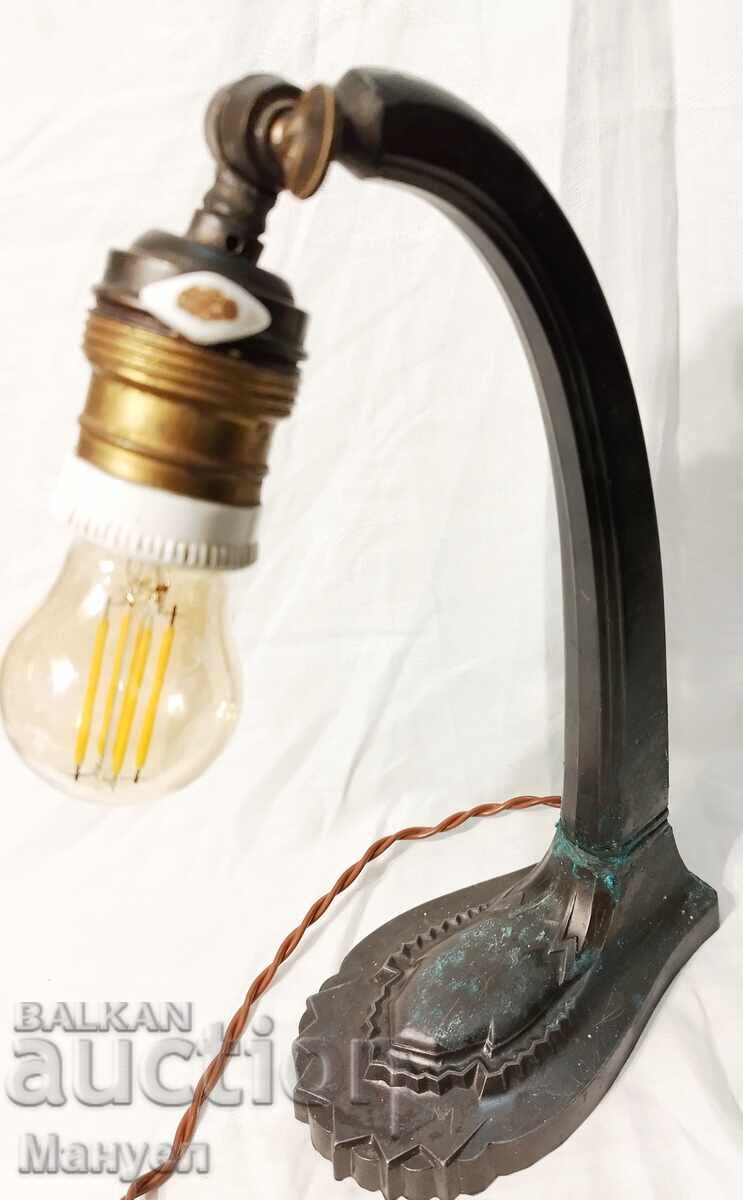 Lampa veche de masa - Art Deco. cu preț 150.00 BGN | € 76.69 Lampa veche de masa - Art Deco. cu preț 150.00 BGN | € 76.69