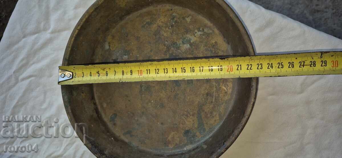Auction SCALE - PAIR OF OLD BRASS BOWLS Auction SCALE - PAIR OF OLD BRASS BOWLS