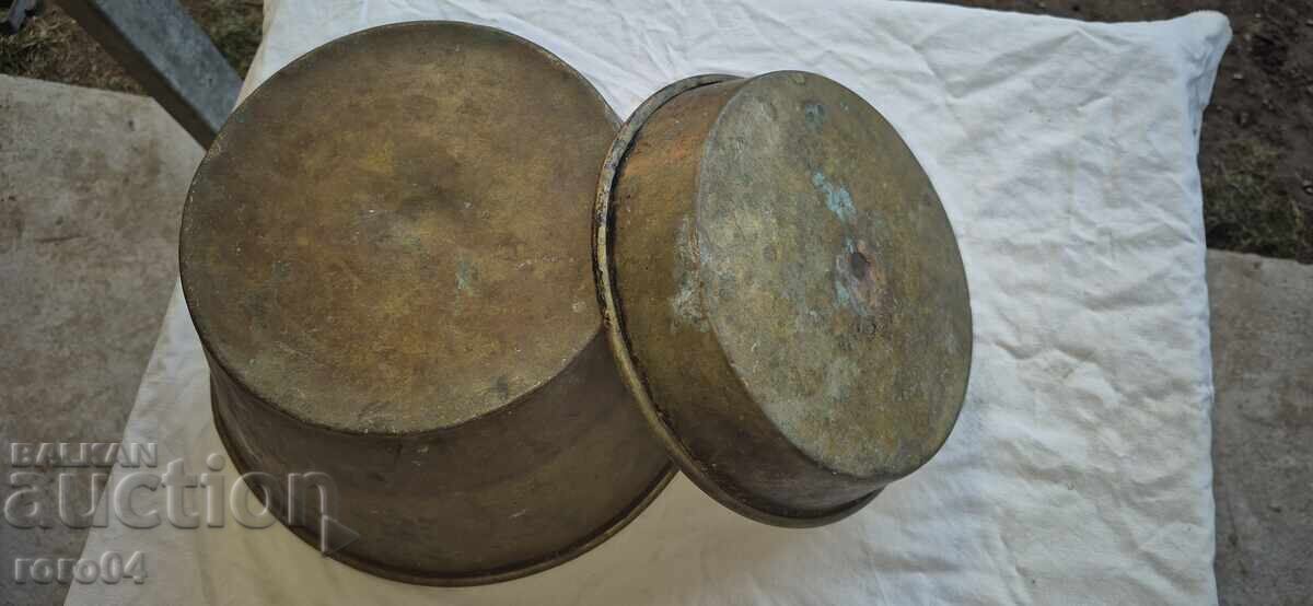 SCALE - PAIR OF OLD BRASS BOWLS - 6 SCALE - PAIR OF OLD BRASS BOWLS - 6