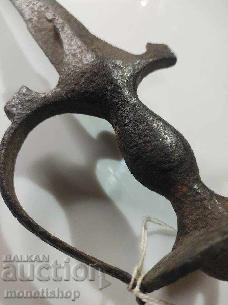 Delivery of I am selling a very old Yatagan-Talvar. Delivery of I am selling a very old Yatagan-Talvar.