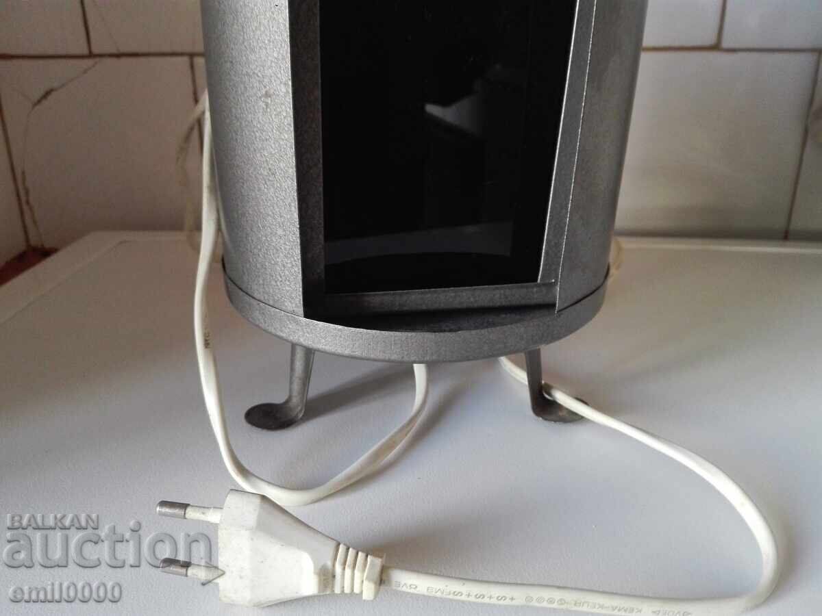 Lanterna electrica in trei culori. cu preț € 15.99 | 31.27 BGN