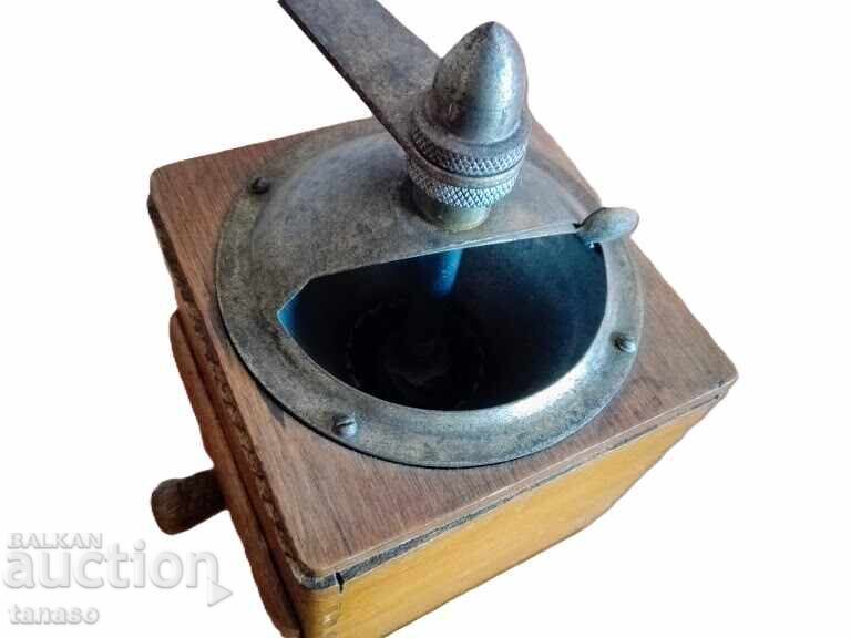 Auction Old French wooden coffee grinder (10.4) Auction Old French wooden coffee grinder (10.4)