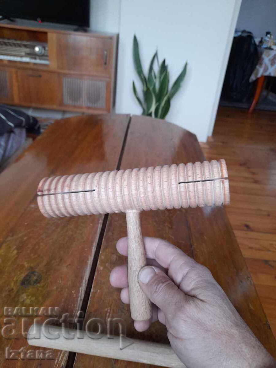 Παλιό ξύλινο μουσικό όργανο με τιμή 32.00 BGN | € 16.36 Παλιό ξύλινο μουσικό όργανο με τιμή 32.00 BGN | € 16.36