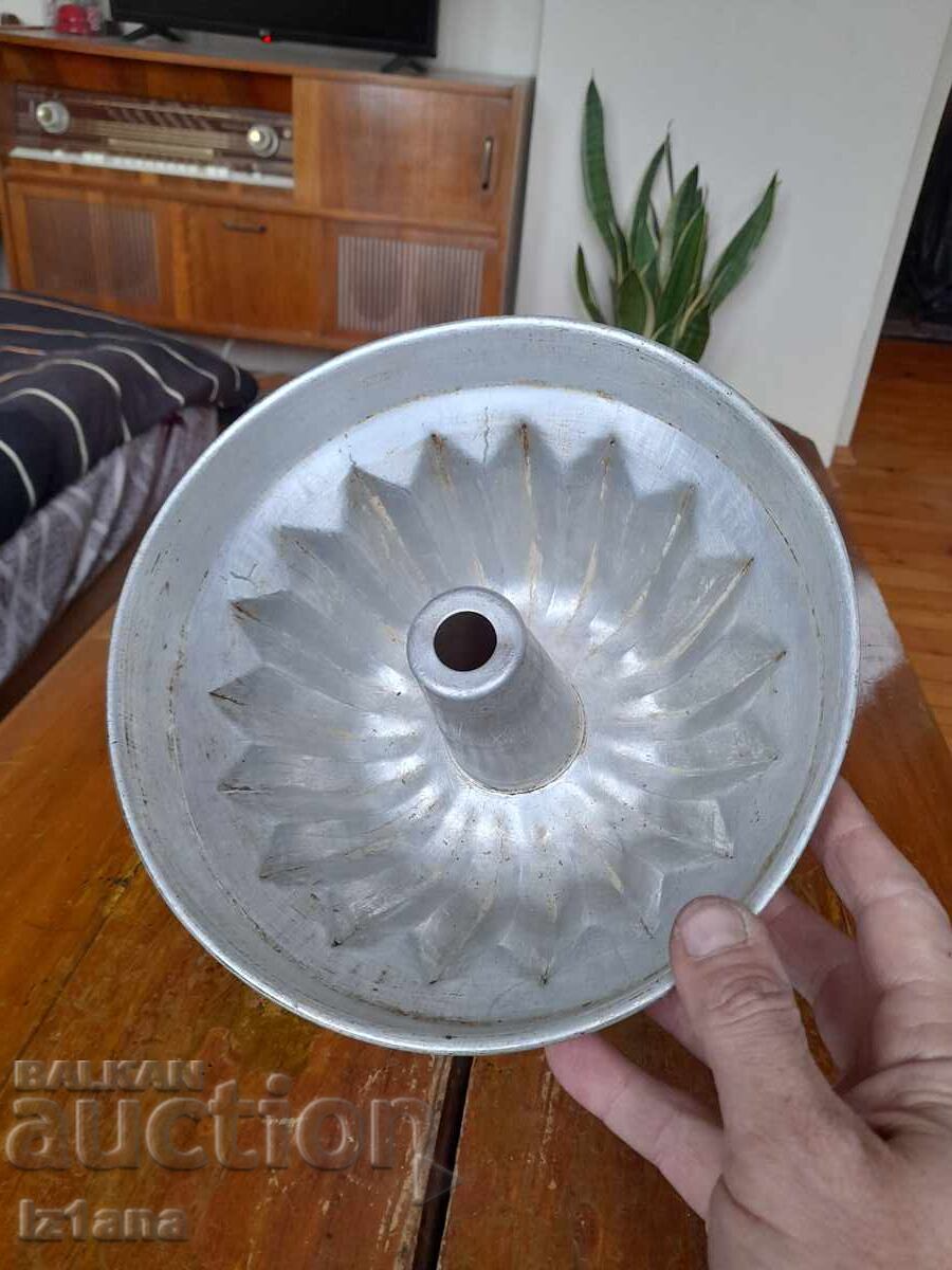 Old aluminum cake pan with price 37.00 BGN | € 18.92 Old aluminum cake pan with price 37.00 BGN | € 18.92