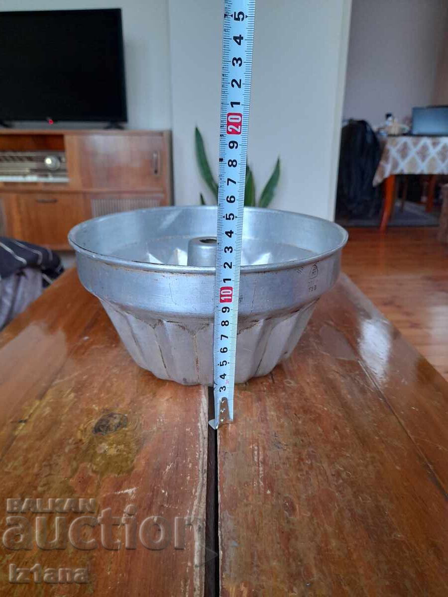 Auction Old aluminum cake pan Auction Old aluminum cake pan