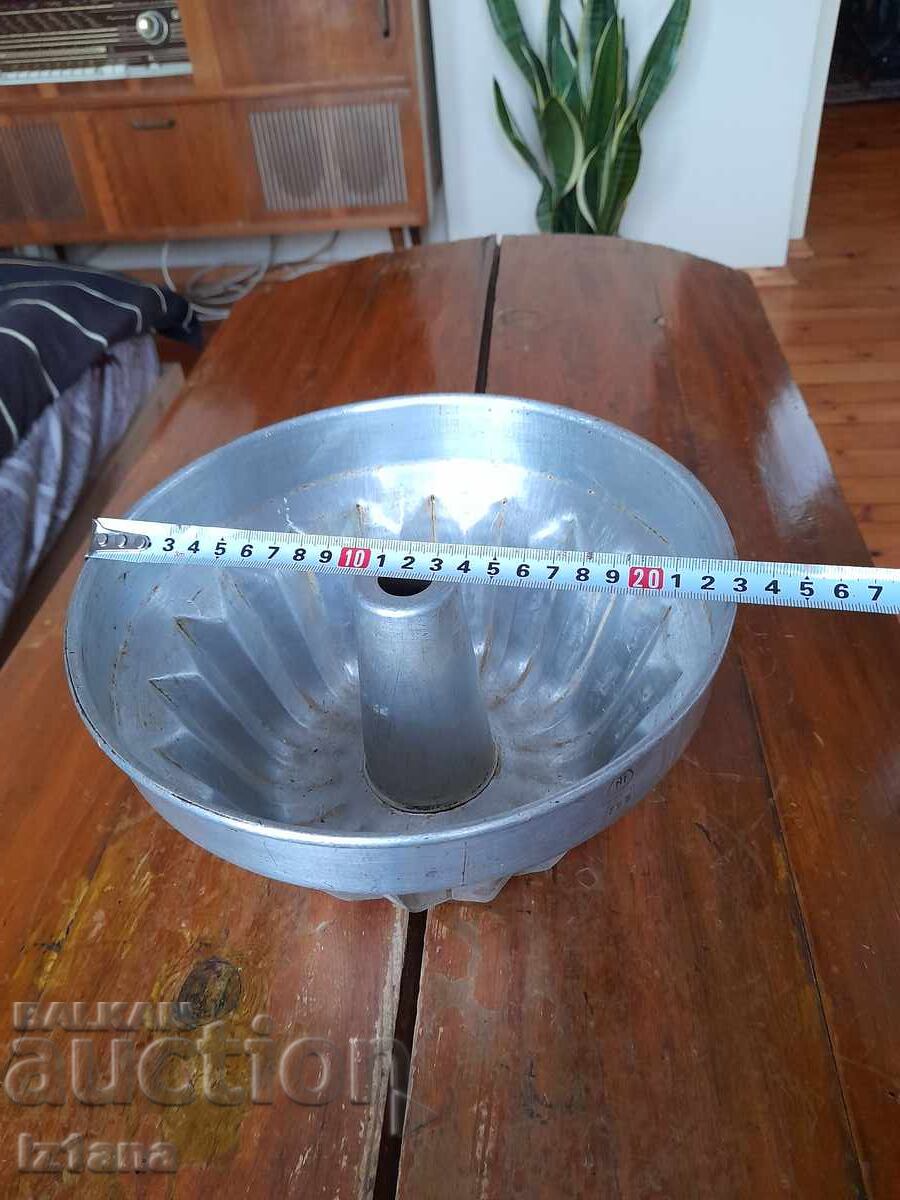 Delivery of Old aluminum cake pan Delivery of Old aluminum cake pan