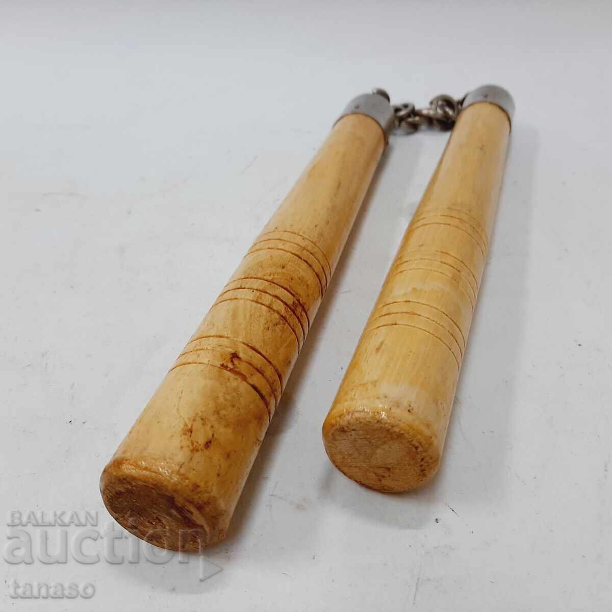 Licitație Nunchaku vechi din lemn (12,1)