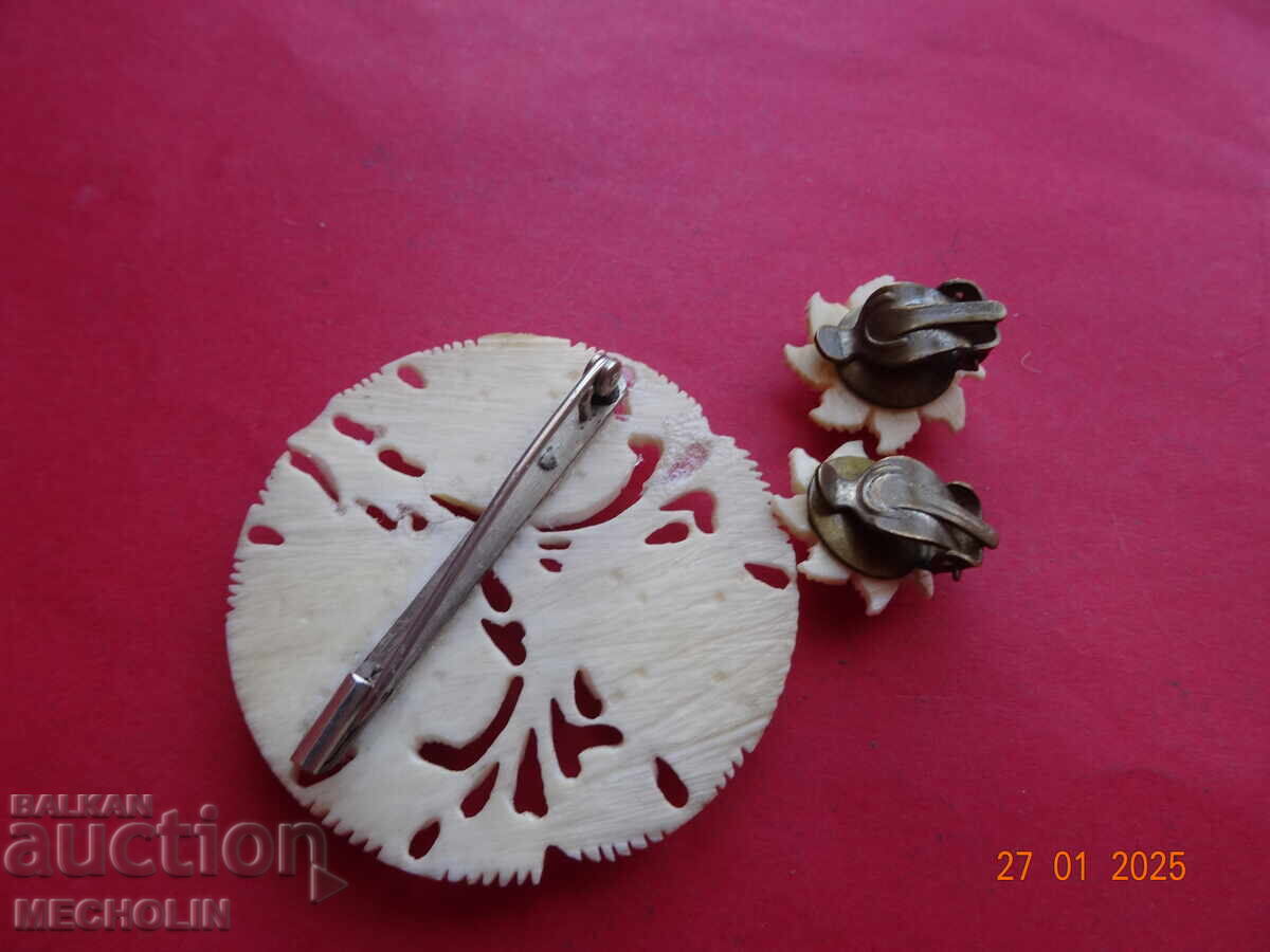 Delivery of COLLECTIBLE BROOCH WITH EARRINGS Delivery of COLLECTIBLE BROOCH WITH EARRINGS