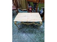 O măsuță încântătoare din onix din bronz belgian