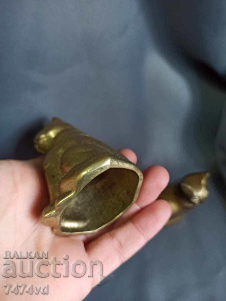 Delivery of 2 BRONZE CATS Delivery of 2 BRONZE CATS