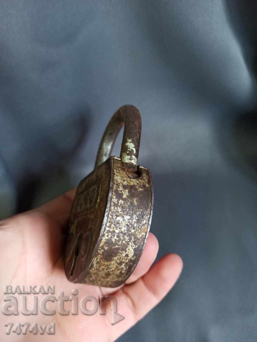 OLD MASSIVE PADLOCK BRAND BURG with price 30.00 BGN | € 15.34 OLD MASSIVE PADLOCK BRAND BURG with price 30.00 BGN | € 15.34