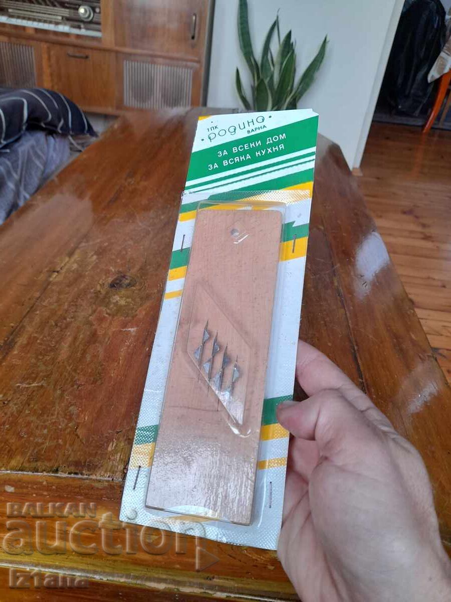 An old kitchen grater with price 27.00 BGN | € 13.80 An old kitchen grater with price 27.00 BGN | € 13.80