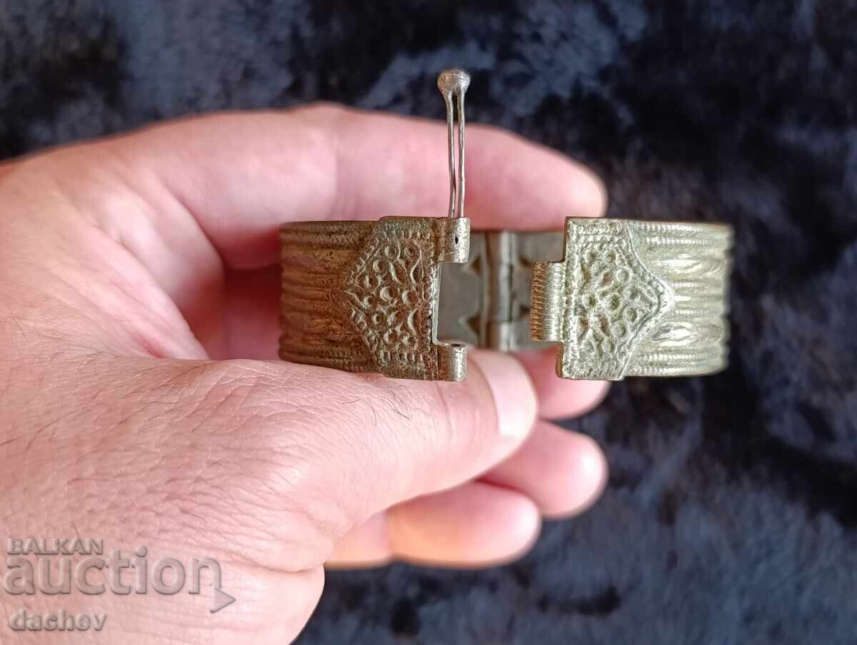 Auction Old Renaissance silver bracelet, silver cut, costume jewelry Auction Old Renaissance silver bracelet, silver cut, costume jewelry