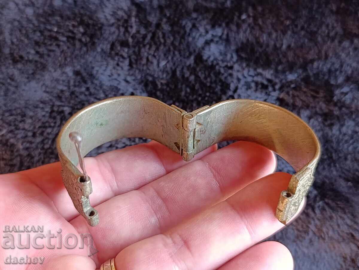 Delivery of Old Renaissance silver bracelet, silver cut, costume jewelry Delivery of Old Renaissance silver bracelet, silver cut, costume jewelry