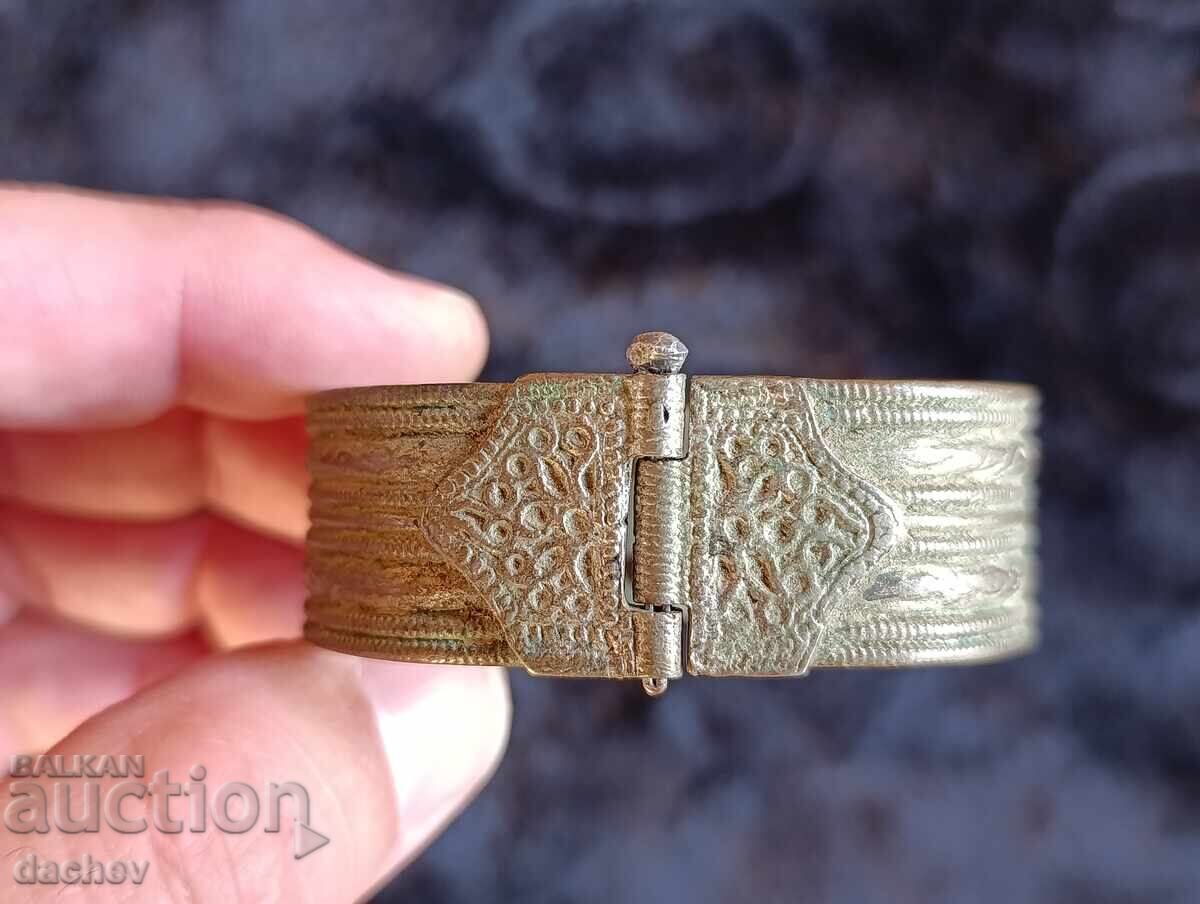 Old Renaissance silver bracelet, silver cut, costume jewelry Old Renaissance silver bracelet, silver cut, costume jewelry