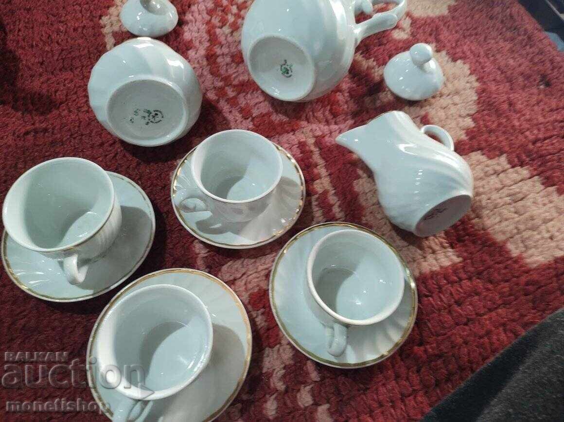 Delivery of 4 cups with saucers