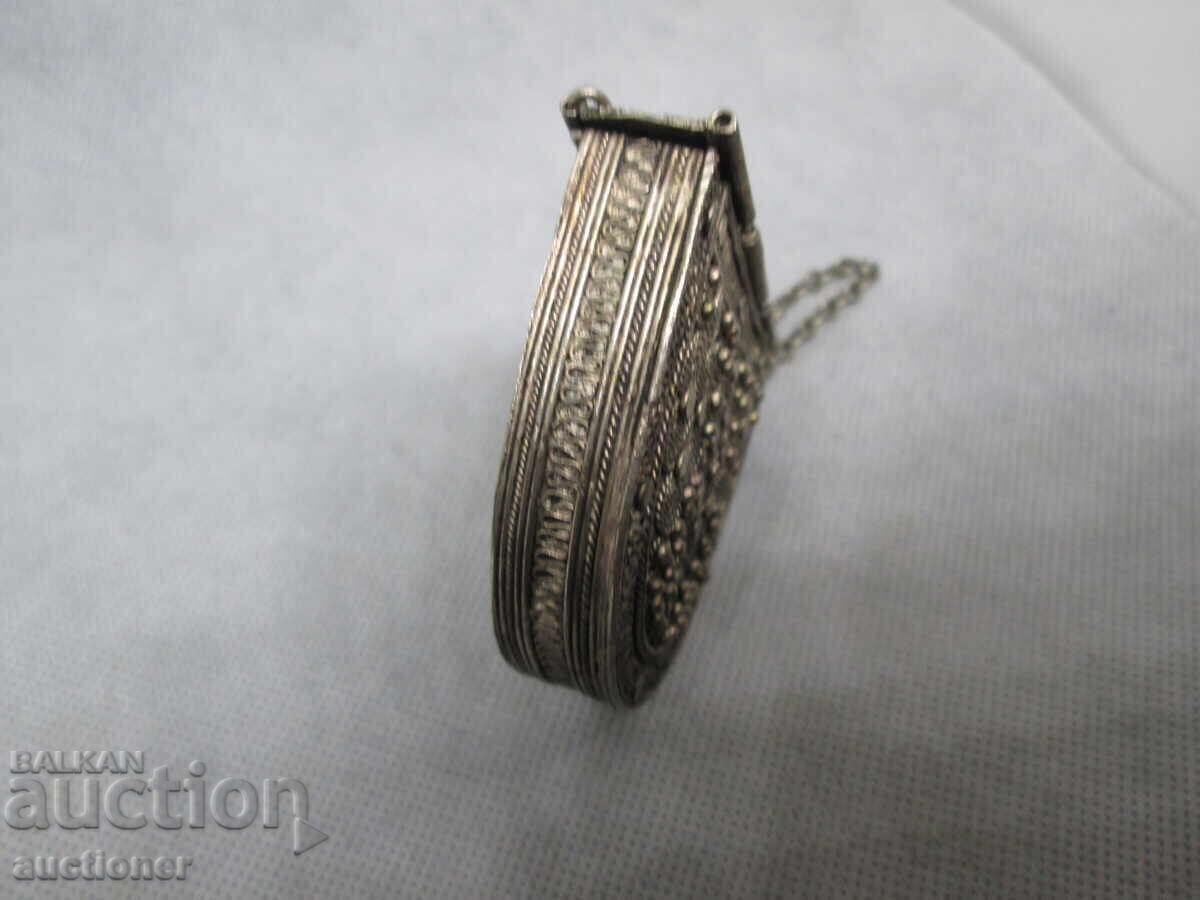 Delivery of TOBACCO BOX SILVER YEMENI FILIGREE 19TH CENTURY Delivery of TOBACCO BOX SILVER YEMENI FILIGREE 19TH CENTURY