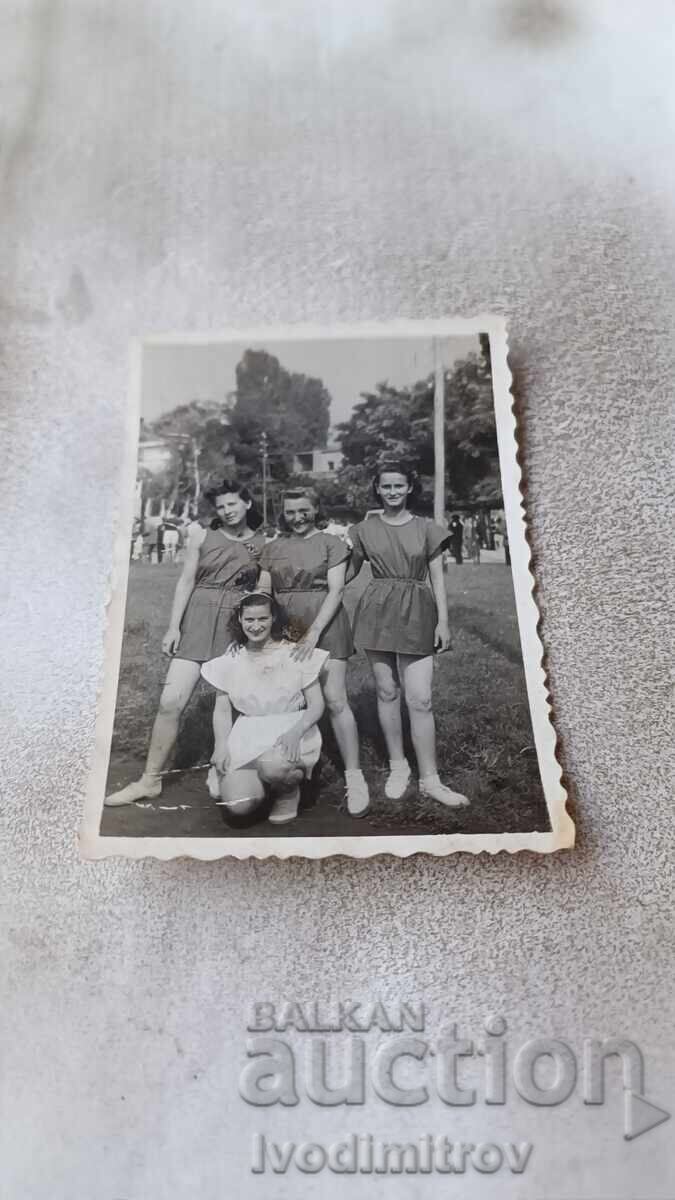 Φωτογραφία Τέσσερα νεαρά κορίτσια Φωτογραφία Τέσσερα νεαρά κορίτσια