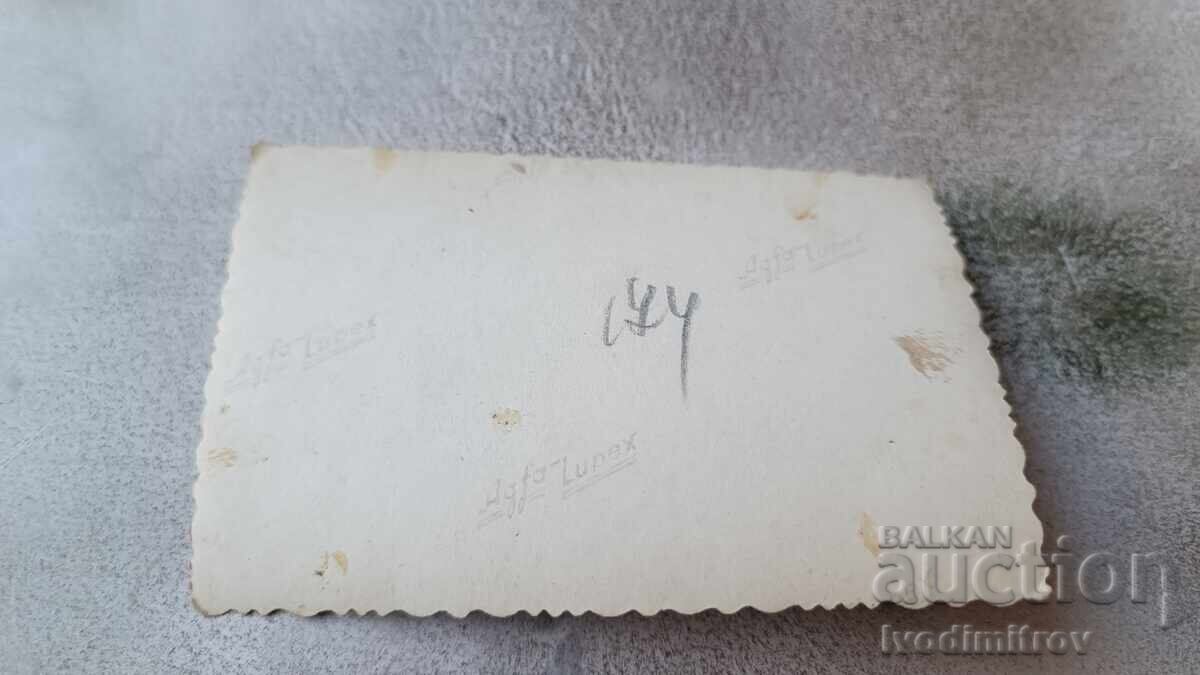 Φωτογραφία Τέσσερα νεαρά κορίτσια μπροστά από ένα εξοχικό σπίτι με τιμή 1.65 BGN | € 0.84